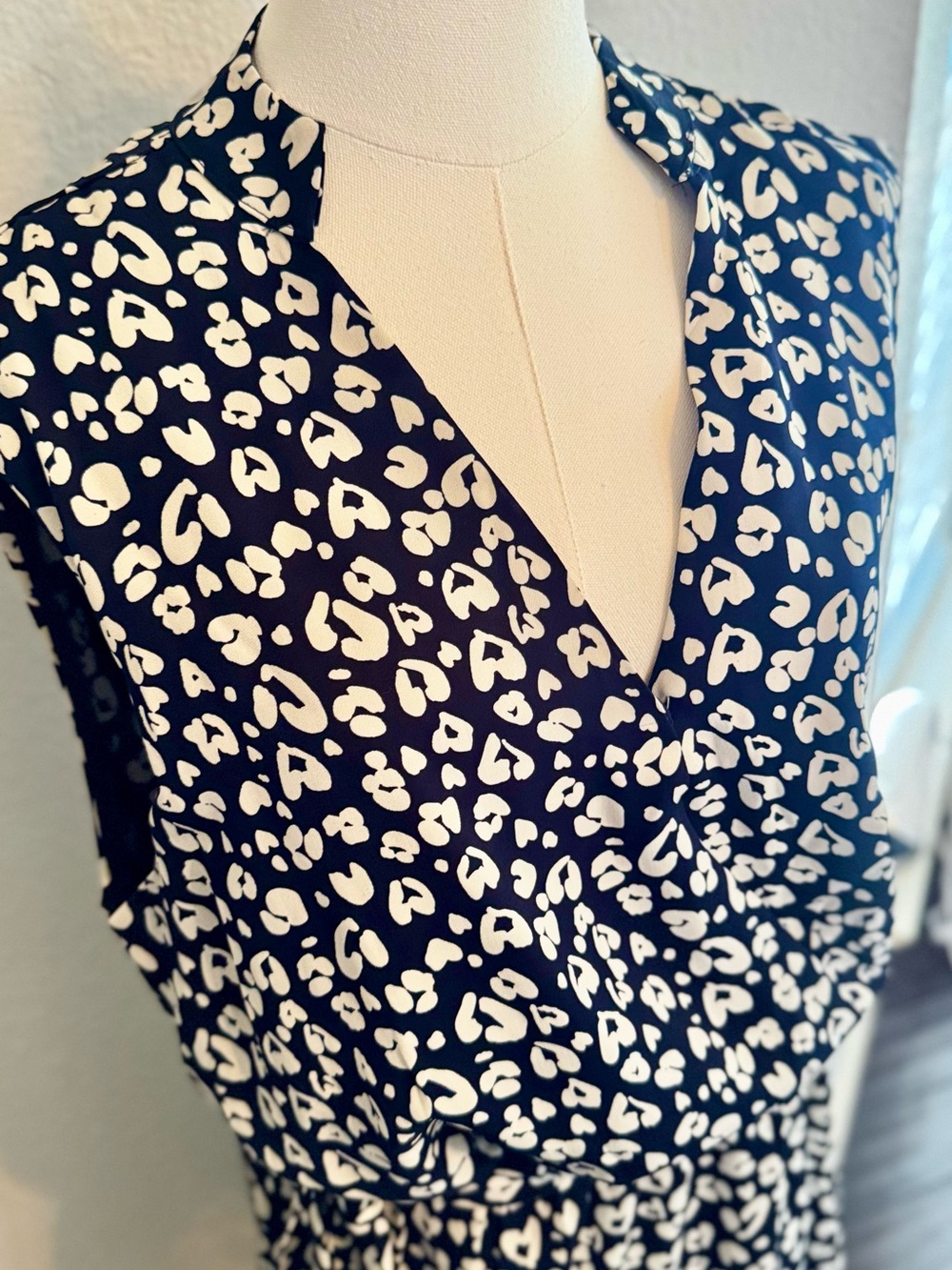 ELIZABETH CROSBY Sleeveless Navy Blue Floral Wrap-Style Dress w Self Tie - Picture 3 of 16